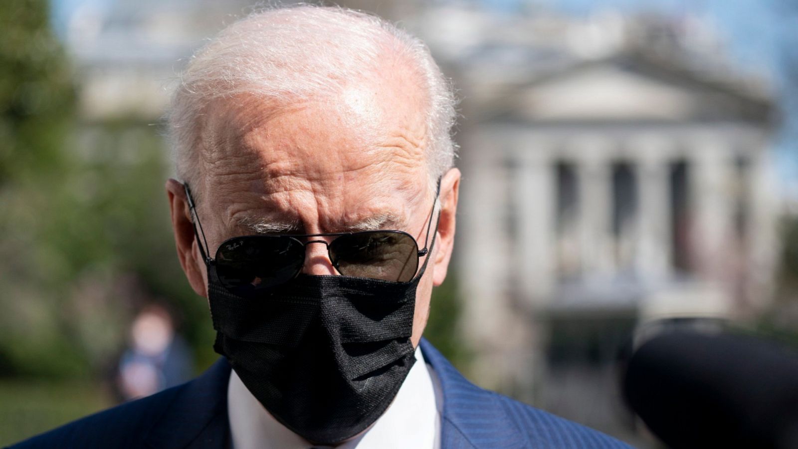 El presidente de Estados Unidos, Joe Biden, hablando con los medios de comunicación el viernes 26 de marzo de 2021 en el exterior de la Casa Blanca.