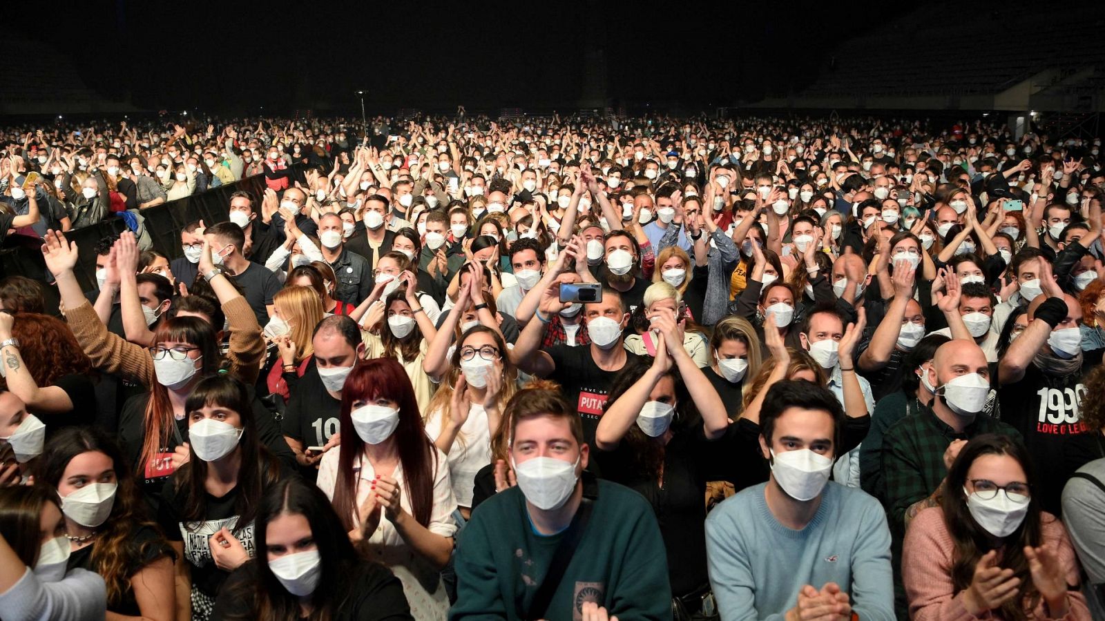 Asistentes al 'concierto piloto' de Love of Lesbian en Barcelona, el primero masivo en pandemia sin distancia