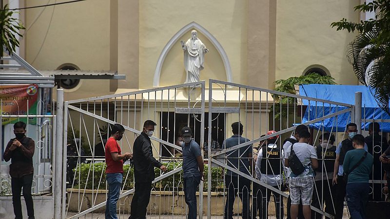 Varios policías indonesios en el exterior de la iglesia que sufrió la explosión en Makassar.