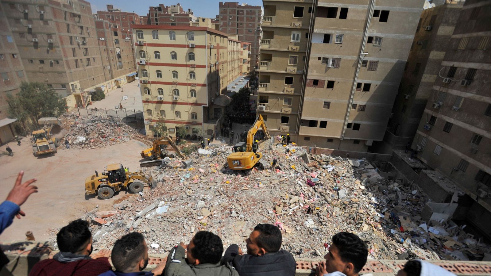 Varias máquinas trabajan en el lugar del derrumbe en El Cairo