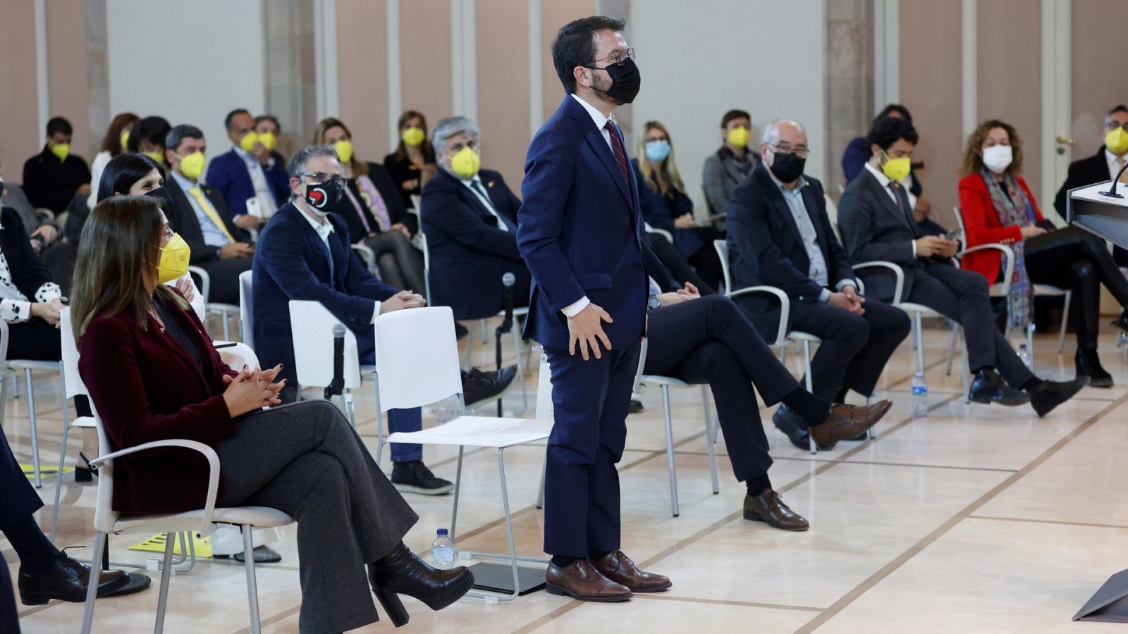 El candidato de ERC, Pere Aragonés, vota de viva voz en el primer debate de investidura