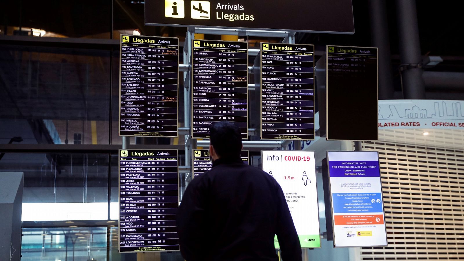 Un pasajero observa los vuelos programados en Madrid-Barajas