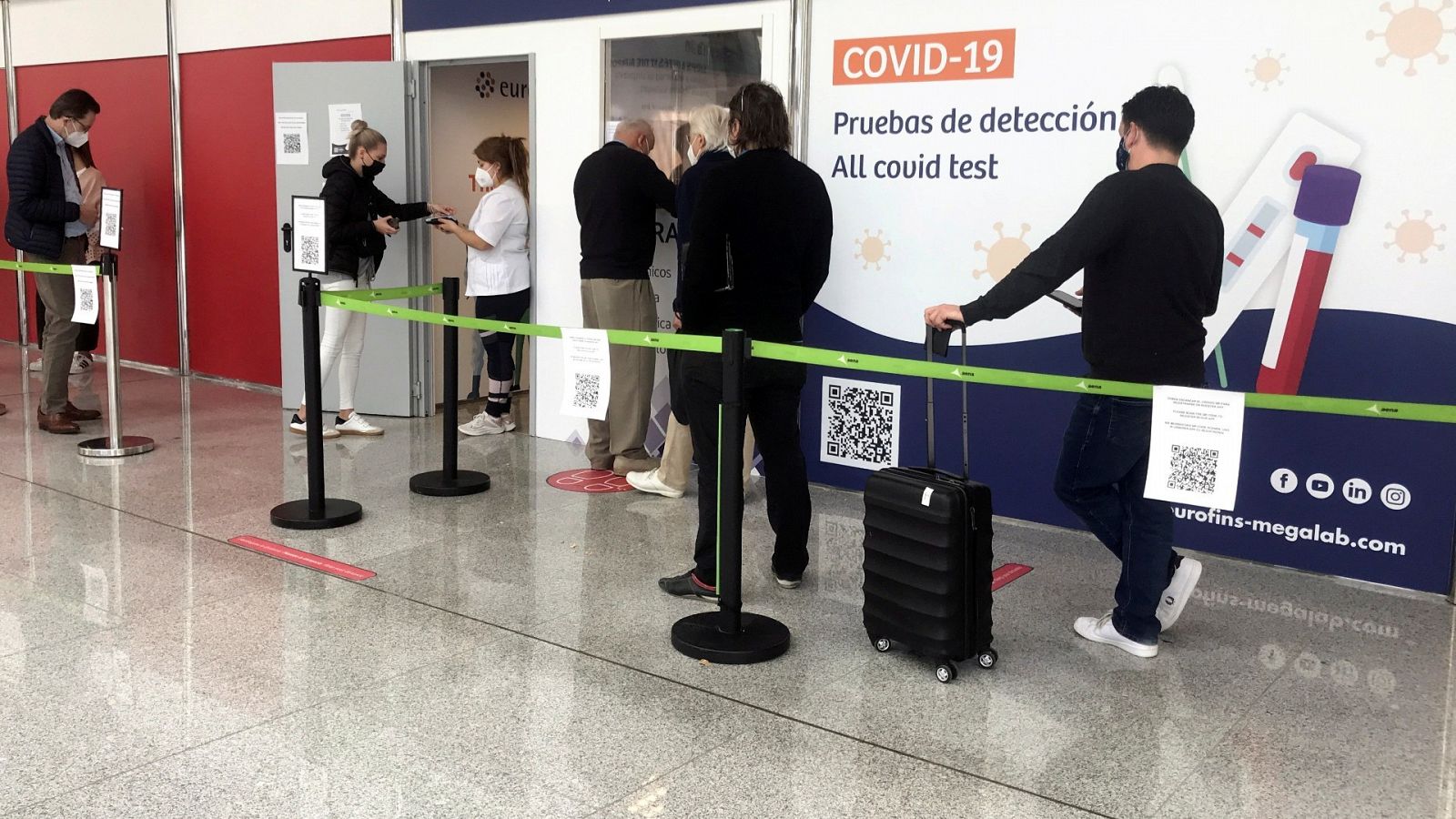 Varias personas hacen cola en el aeropuerto de Palma de Mallorca para hacerse un test de coronavirus