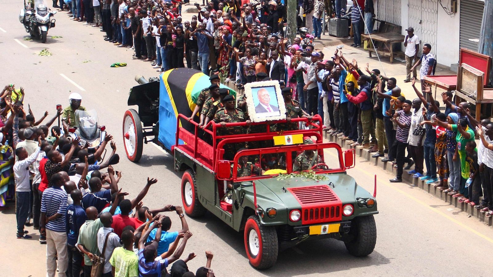 El ataúd del fallecido presidente de Tanzania, John Magufuli, pasa por una carretera para su funeral en Mwanza, Tanzania, el 24 de marzo de 2021.