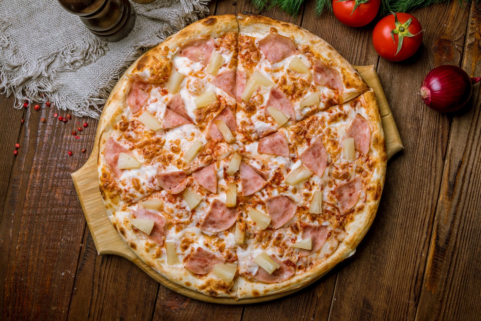pizza hawaiana con piña y jamón