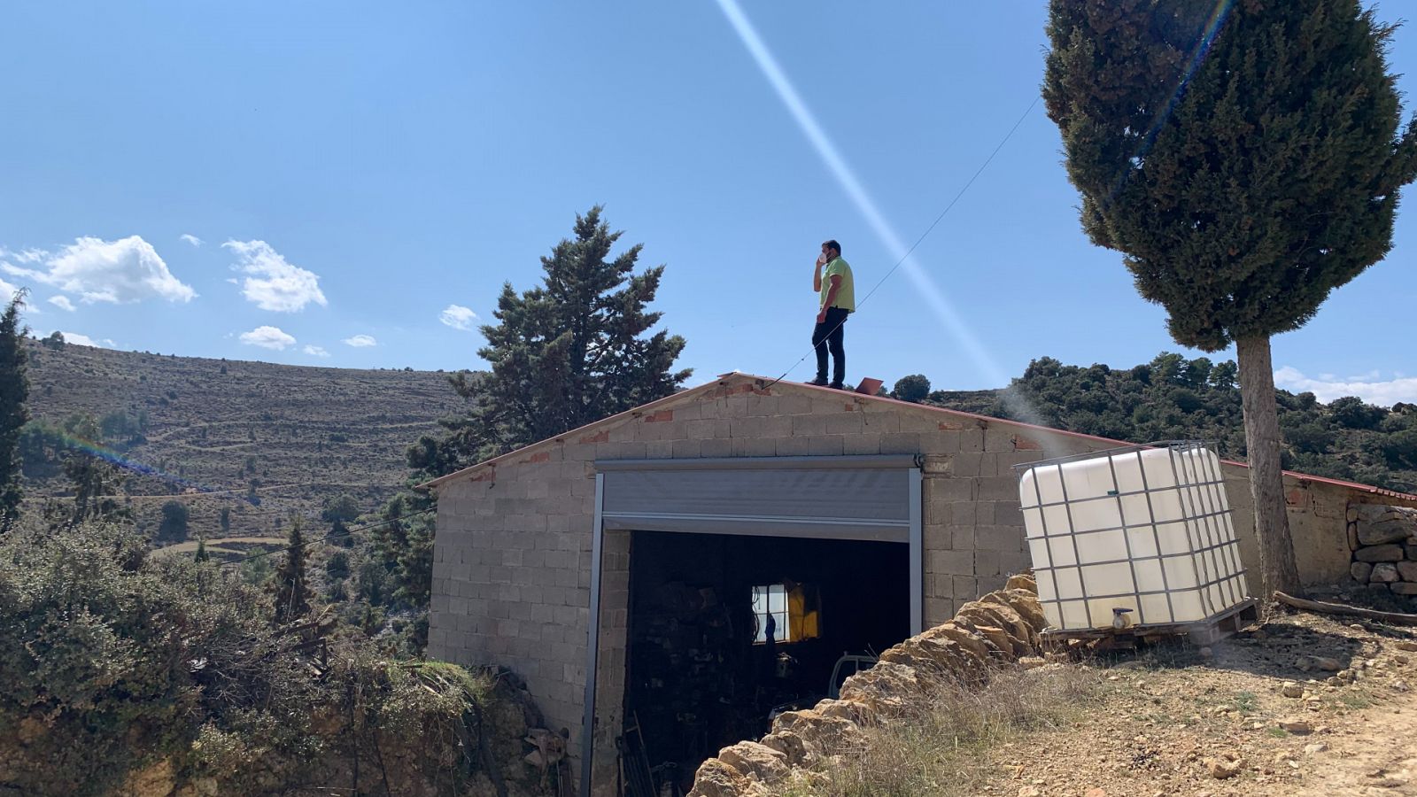 Víctor Milián busca cobertura en el tejado de su masía en La Todolella para poder teletrabajar