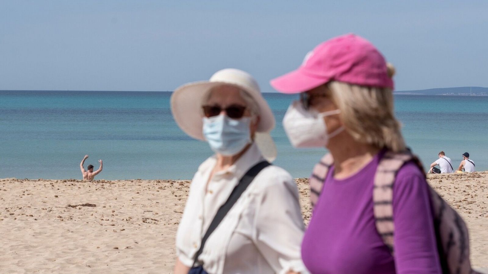 Dos personas pasean por la playa de Palma este miércoles