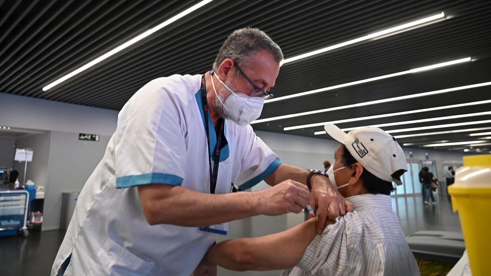 Un sanitario vacuna contra la COVID-19 a una persona en Madrid