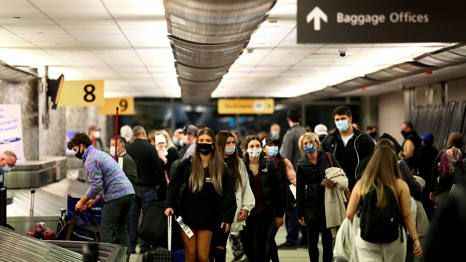 Viajeros con mascarillas en el aeropuerto de Denver, Colorado