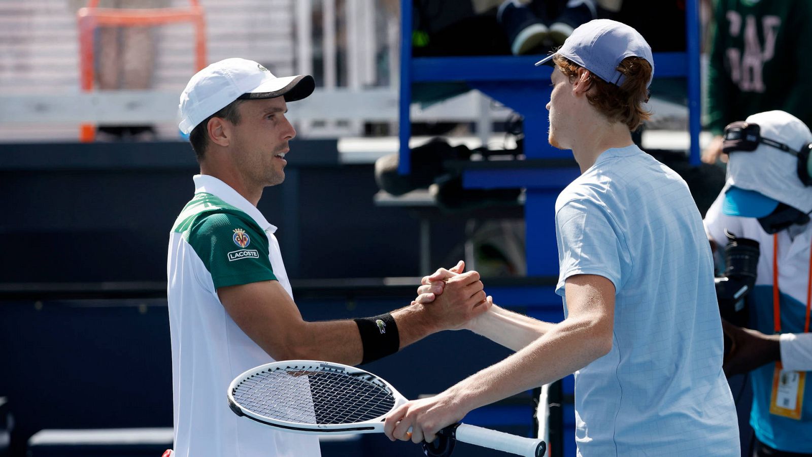 Roberto Bautista Agut (izq) saluda a Jannik Sinner tras la semifinal en Miami