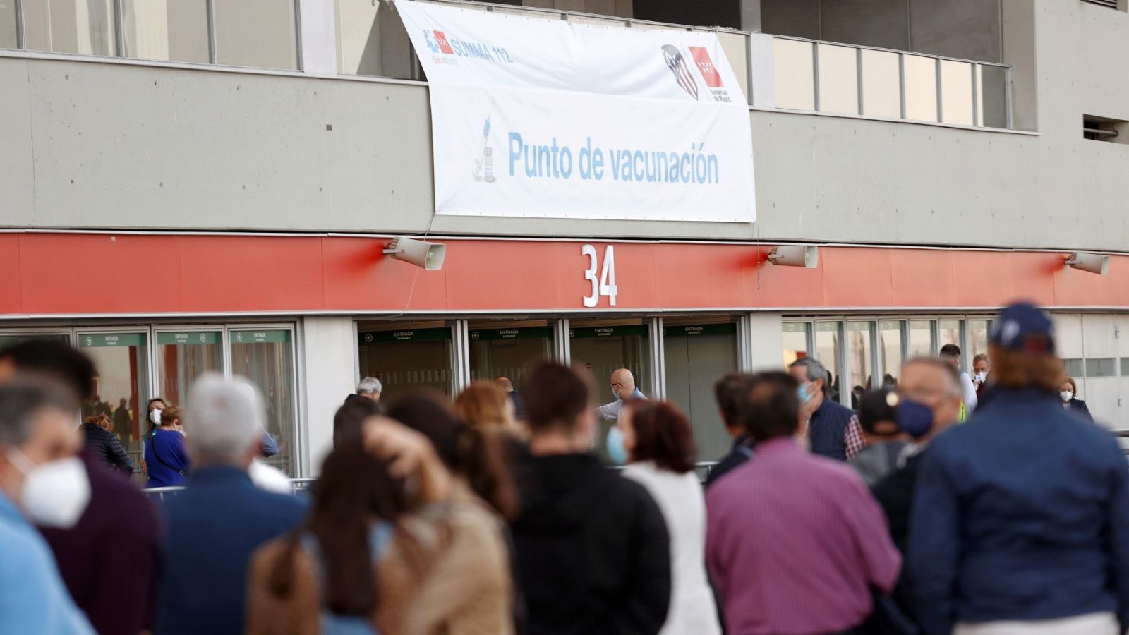 Personas esperan para recibir la vacuna en el estadio Wanda Metropolitano de Madrid.