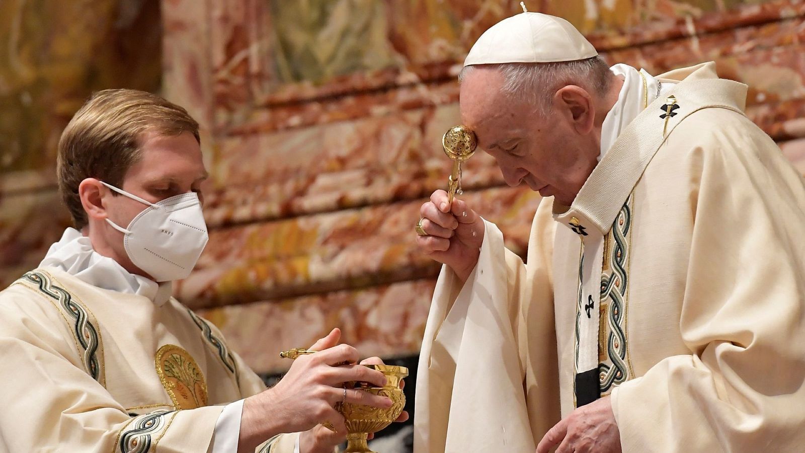 El papa celebra la misa del Domingo de Resurrección en la basílica de San Pedro, en el Vaticano.