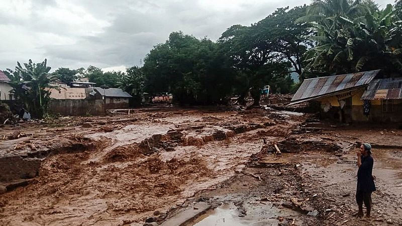 Un hombre observa los estragos causados por las inundaciones y los deslizamientos de tierra en la isla de Adonara, Indonesia.