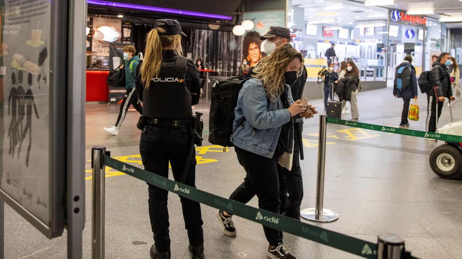 La Policía Nacional en la estación de Atocha al inicio de las restricciones por la Semana Santa