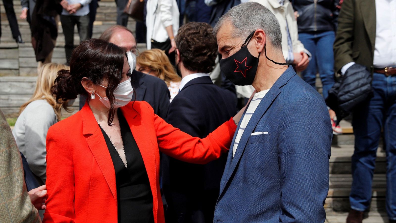 La candidata a la reelección, Isabel Díaz Ayuso (i), y Toni Cantó (d), quinto en la lista de la candidatura