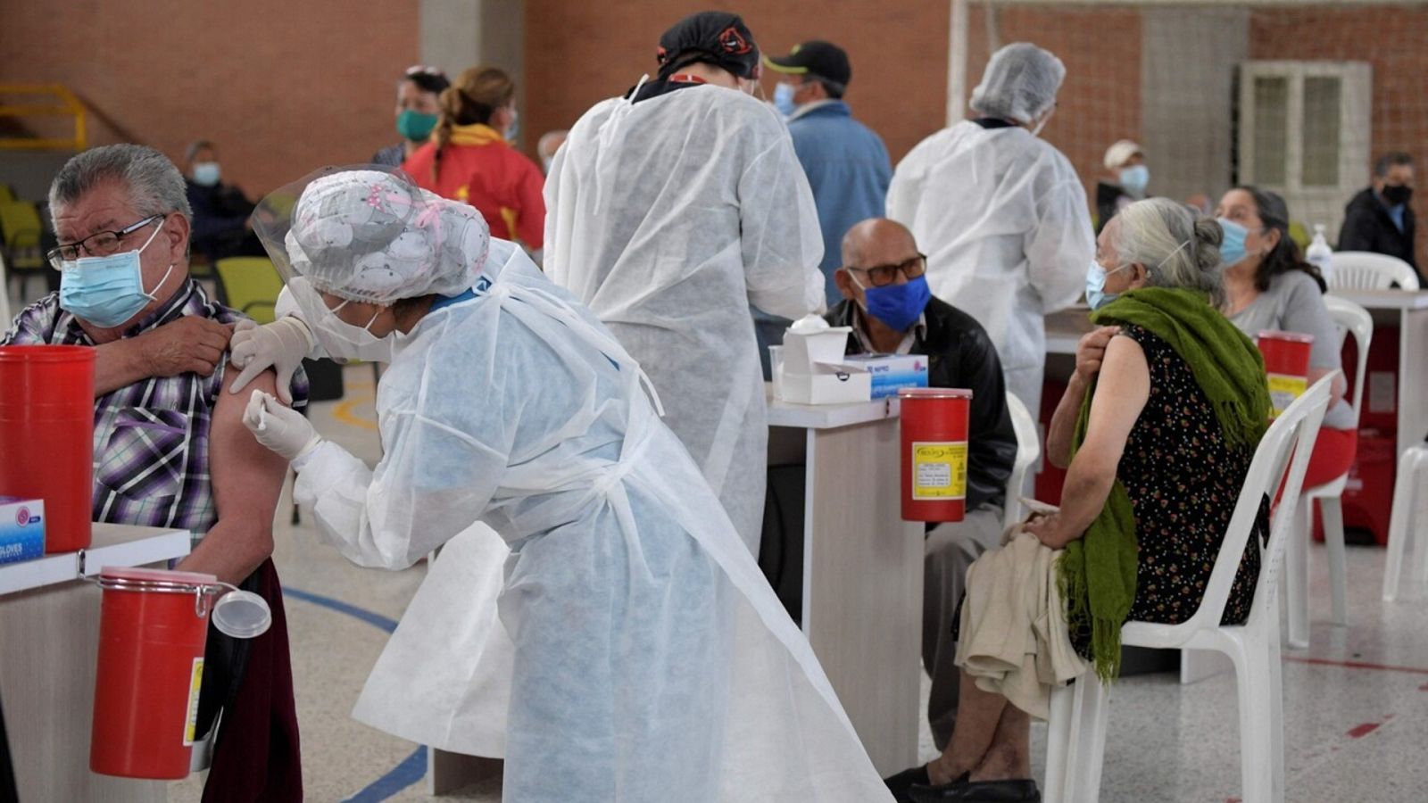 Vacunaciones con la dosis de AstraZeneca en Bogotá, Colombia. Raul ARBOLEDA / AFP