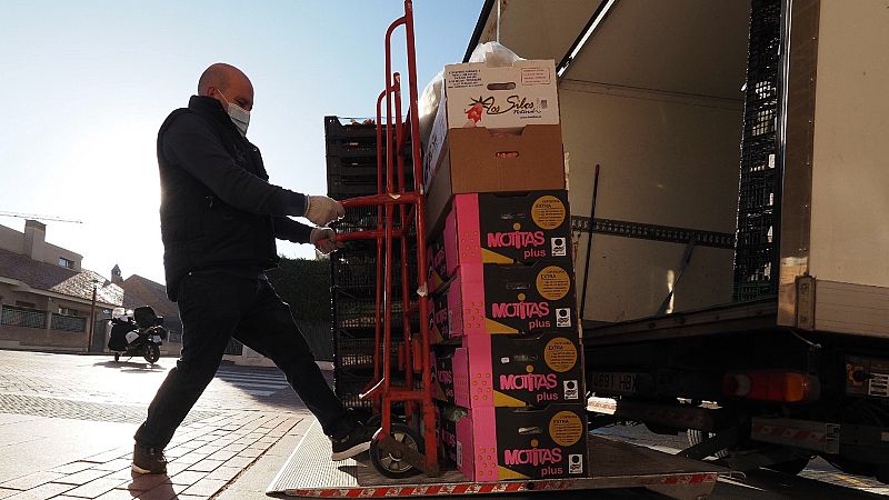 Un carretillero descarga un camión en Valladolid