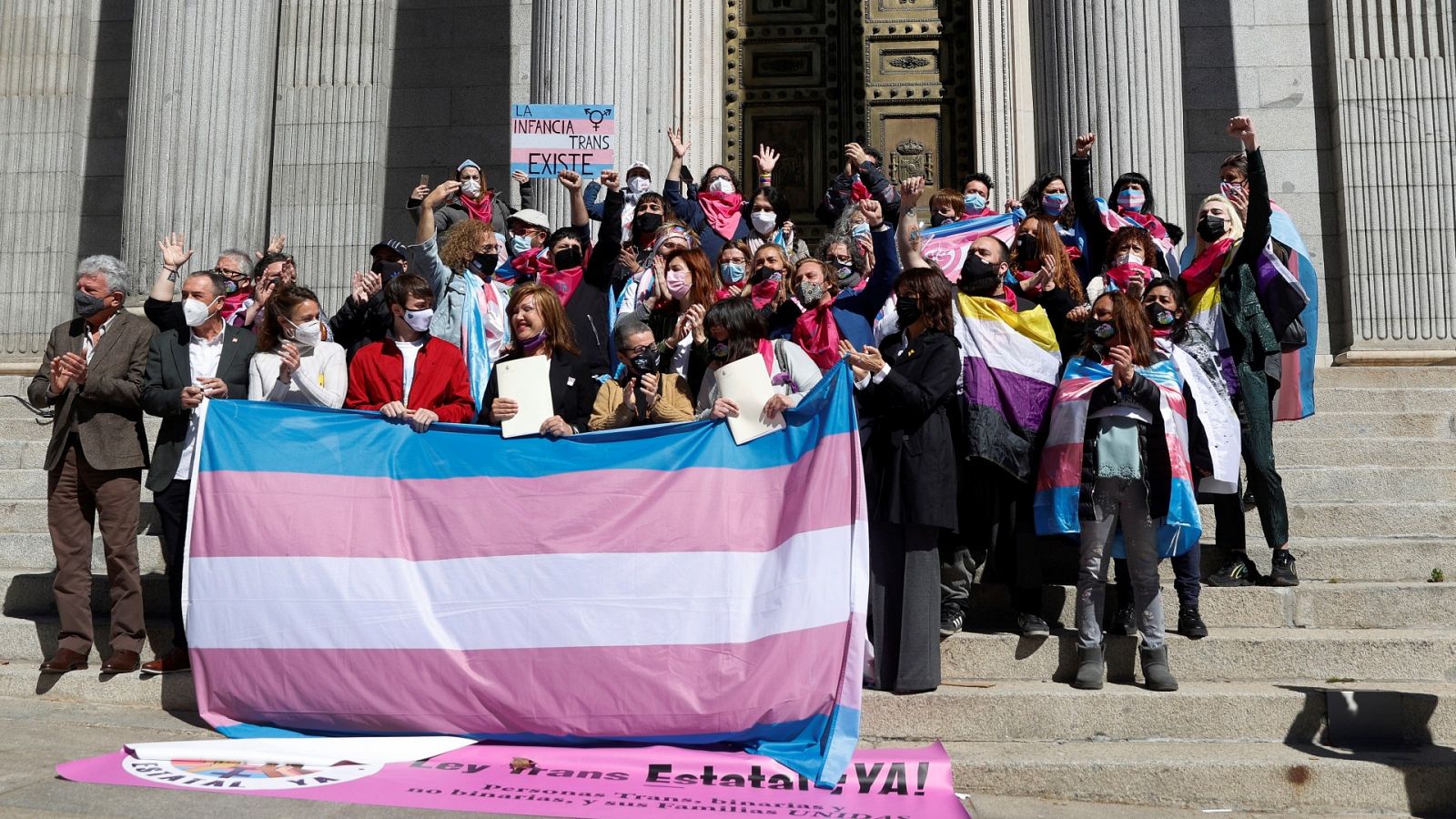 Concentración a favor de la 'ley trans' en el Congreso