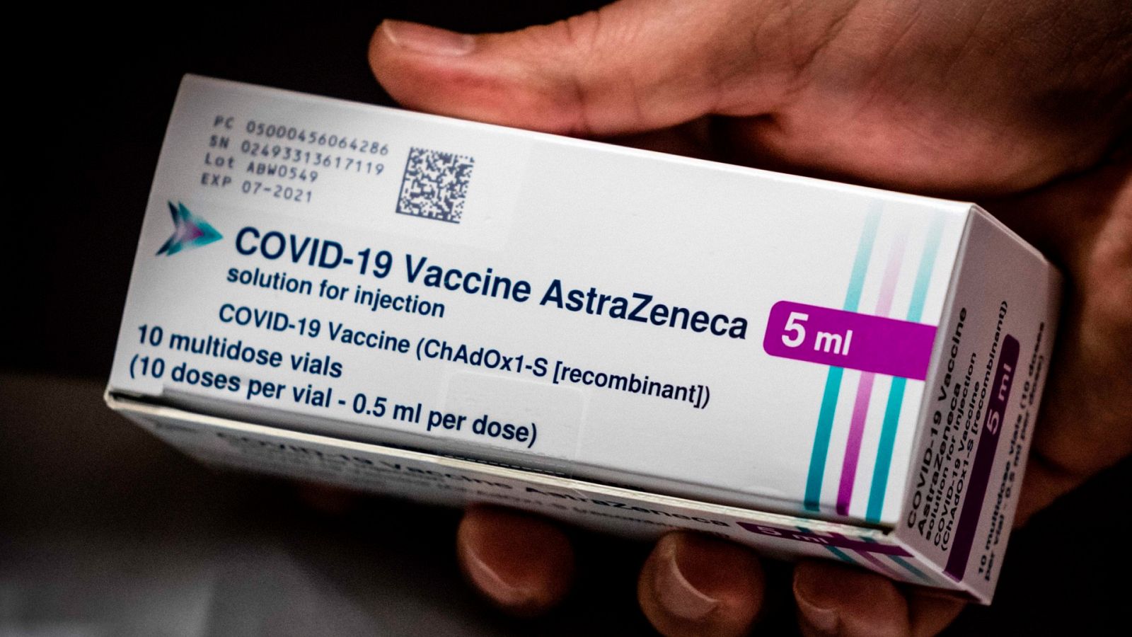 Una enfermera muestra una caja con dosis de la vacuna AstraZeneca