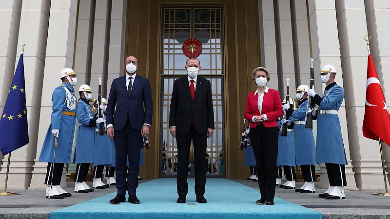 El presidente turco Recep Tayyip Erdogan (C), el presidente del Consejo de la UE, Charles Michel (I) y la Presidenta de la Comisión de la UE, Ursula Von der Leyen (D)