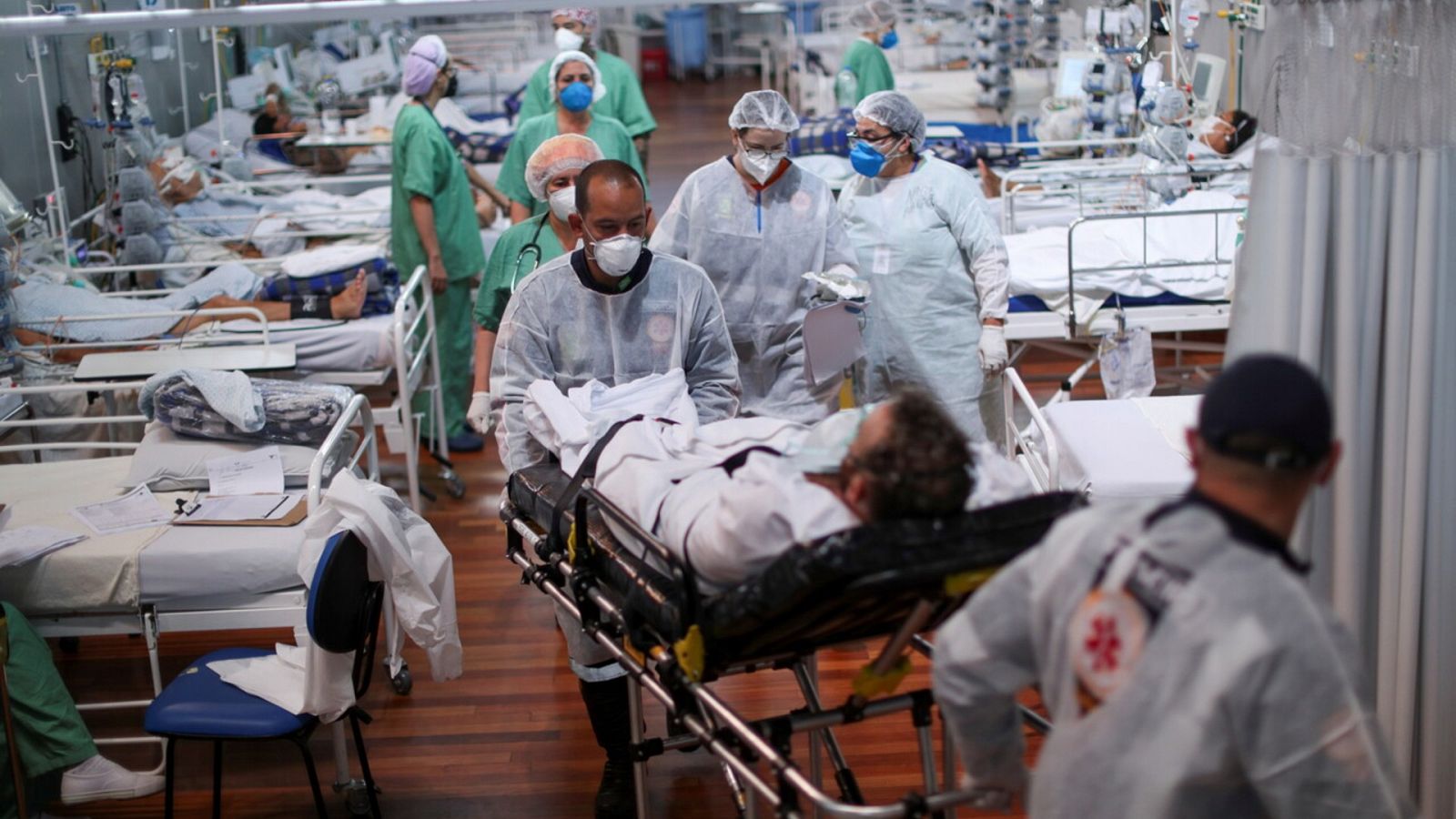 Pacientes de coronavirus en un hospital de campaña en Santo Andre, a las afueras de Sao Paulo, en Brasil. REUTERS/Amanda Perobelli