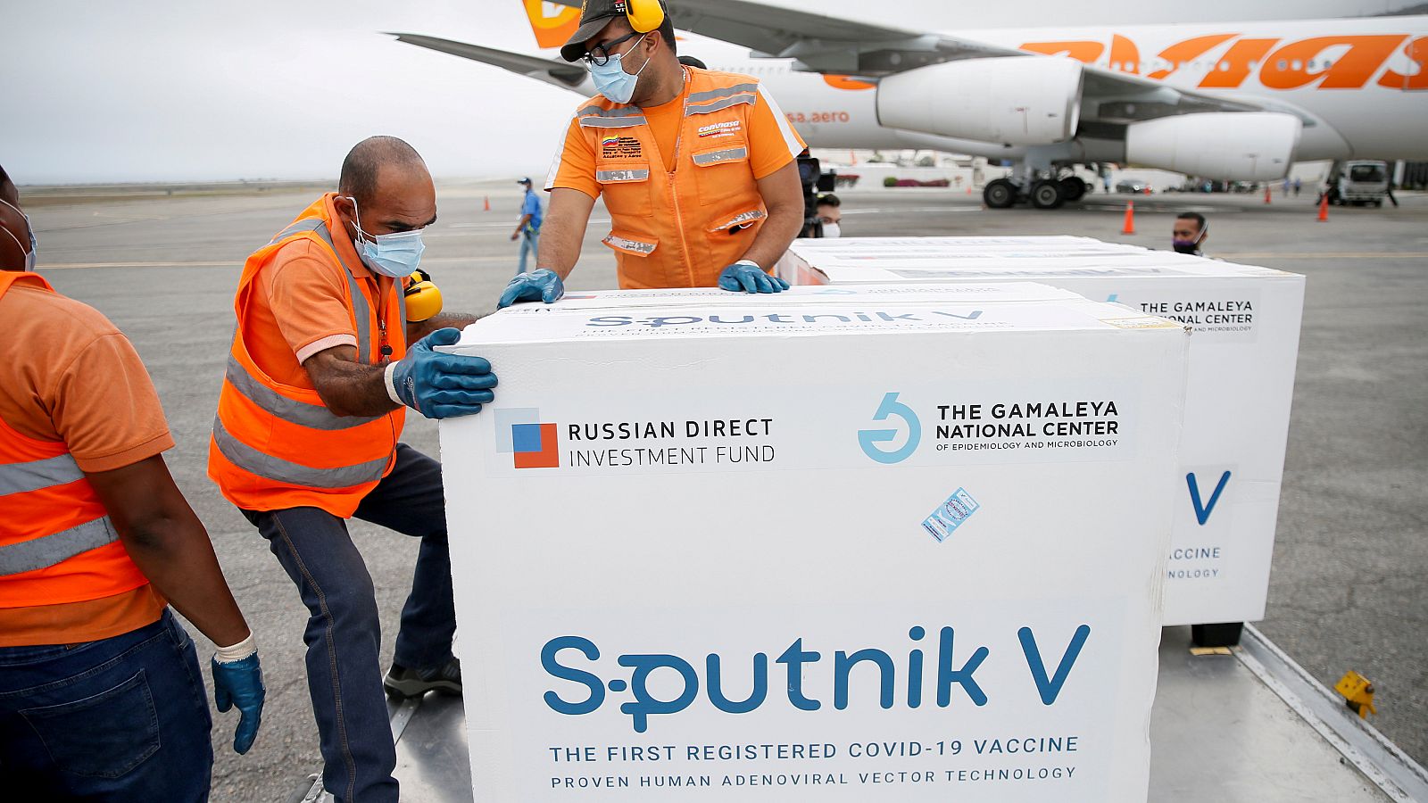 Una remesa de vacunas Sputnik V llega al aeropuerto de Caracas, en Venezuela.