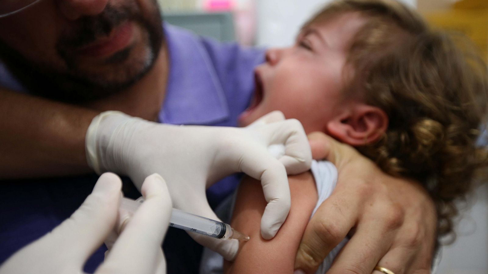 Imagen de una niña recibiendo una vacuna.