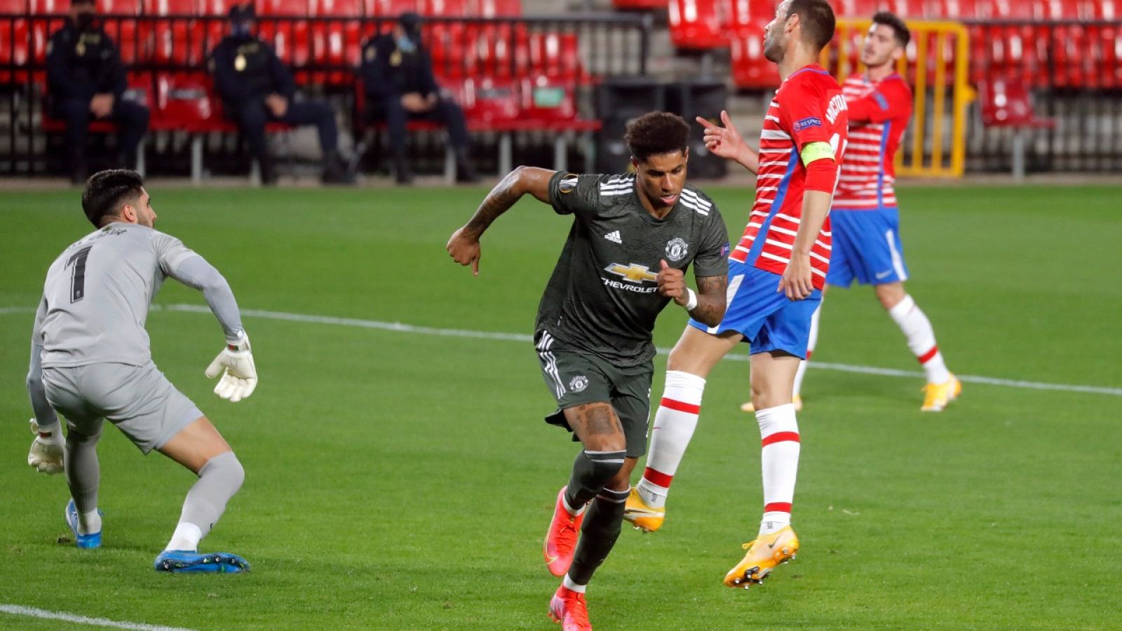 Marcus Rashford celebra el tanto del Machester United ante el Granada en la ida de cuartos de final de la Liga Europa 2021.