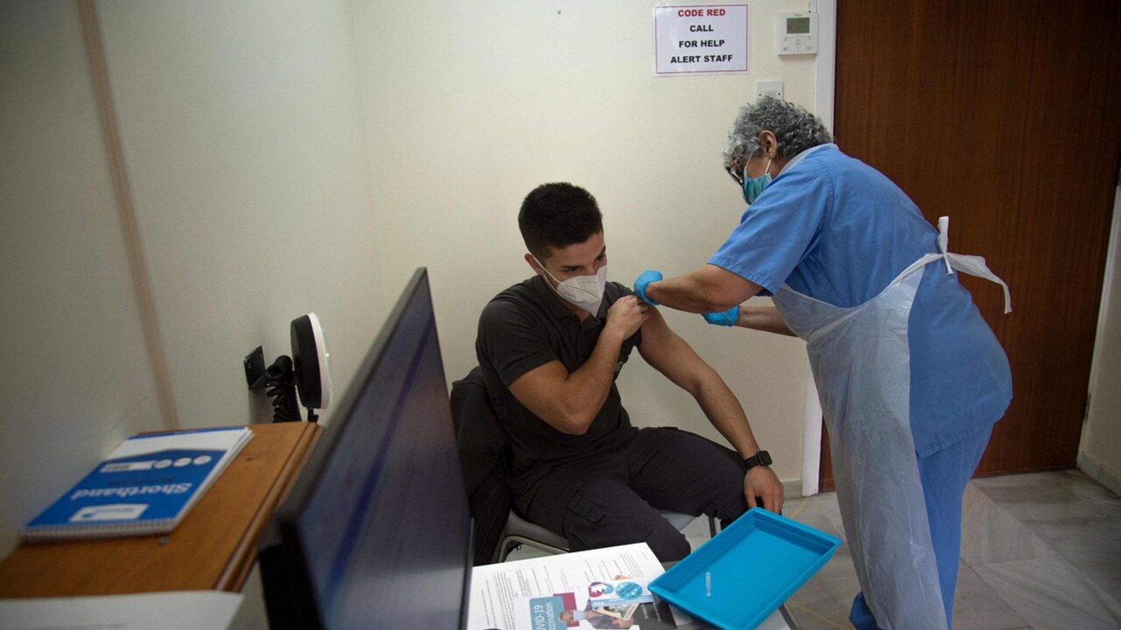 Alejandro Campoy, trabajador español en Gibraltar, recibe la primera dosis de la vacuna de Pfizer. CRISTINA QUICLER / AFP.