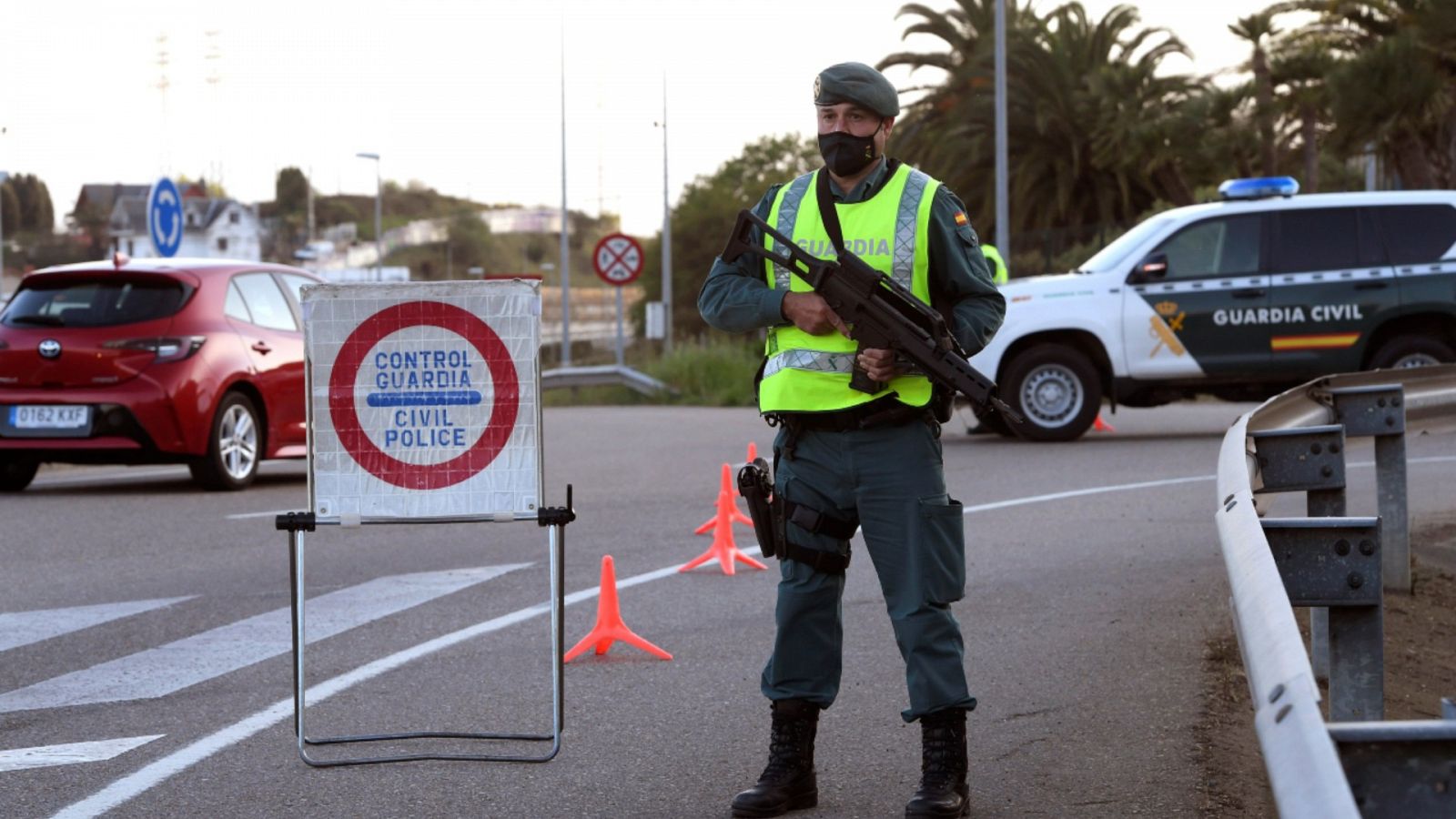 Vista de un control de la Guardia Civil el domingo 4 de abril de 2021 en una rotonda a la entrada de Oviedo por la autopista AS II.