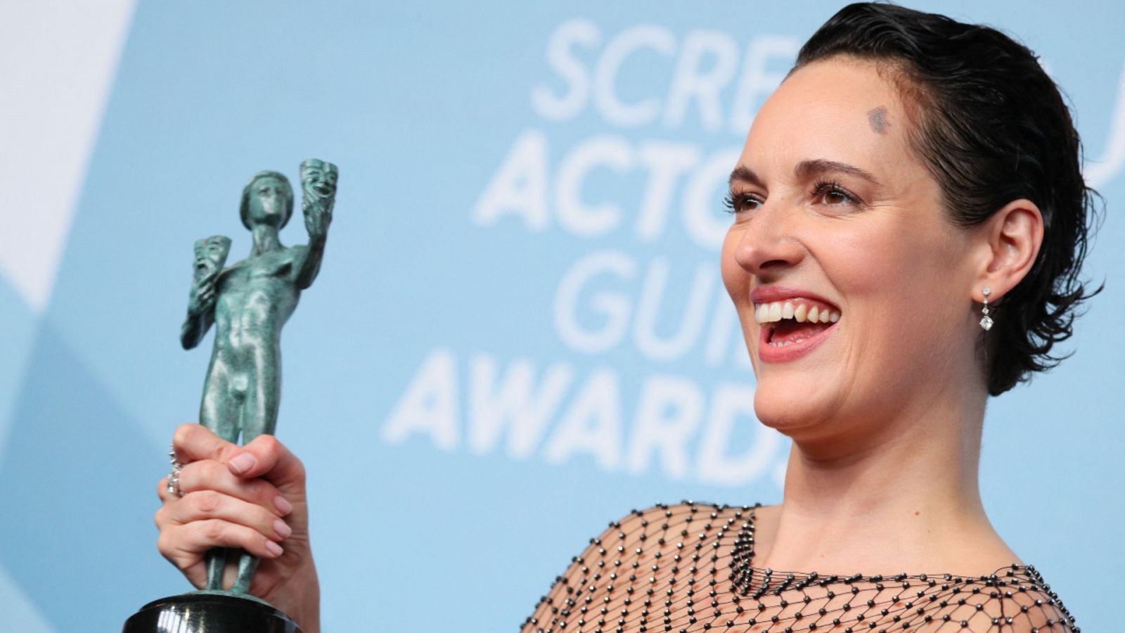 Imagen de archivo del 19 de enero de 2020 de la actriz Phoebe Waller-Bridge posando con un premio.