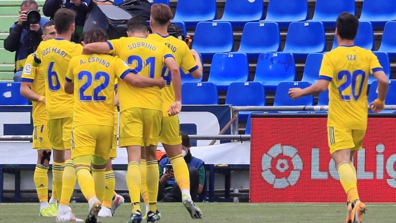 Los jugadores del Cádiz celebran el gol ante el Getafe, marcado en propia puerta por Timor.