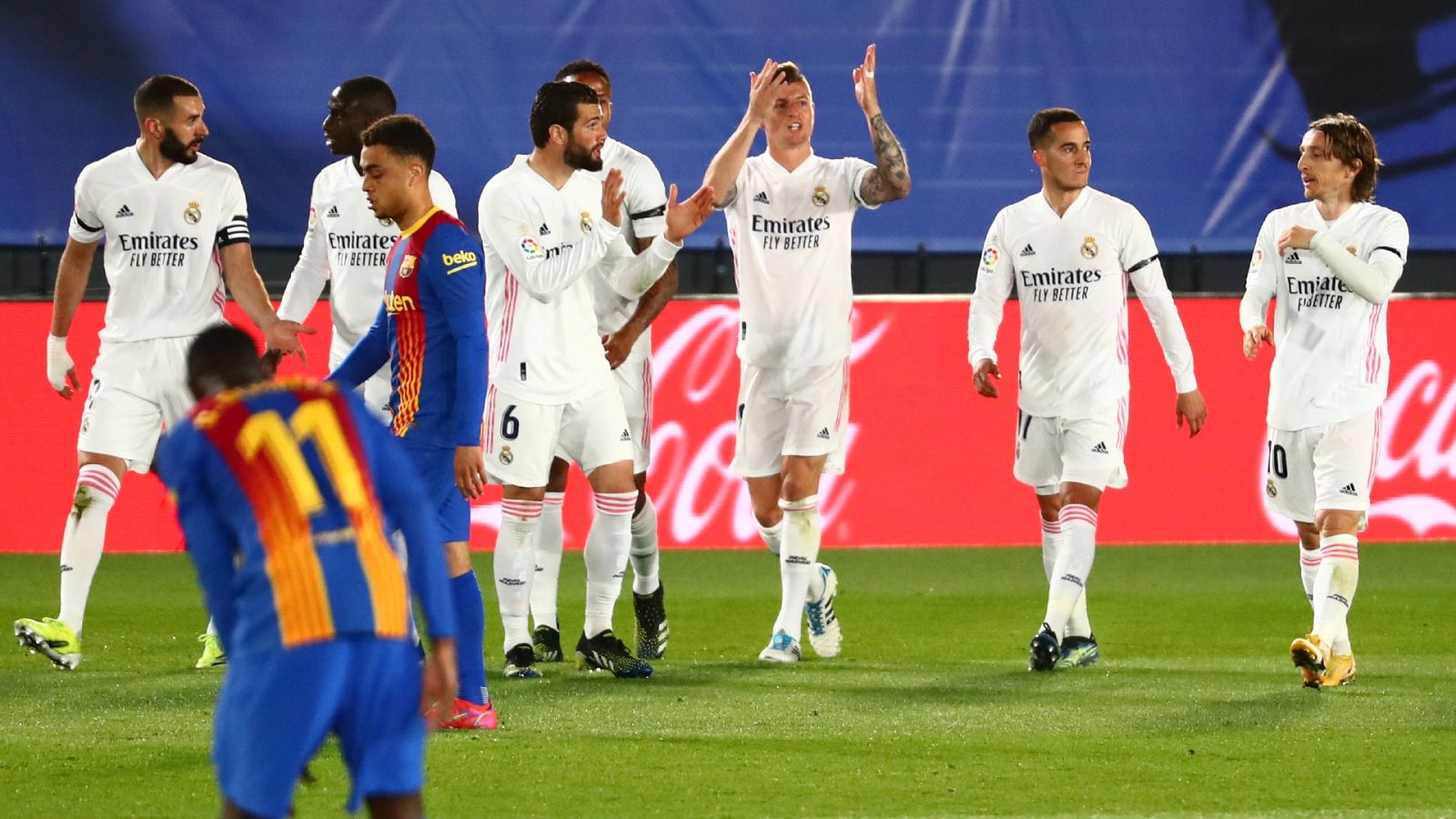 Los jugadores del Real Madrid celebran el segundo tanto anotado por Kroos ante el FC Barcelona