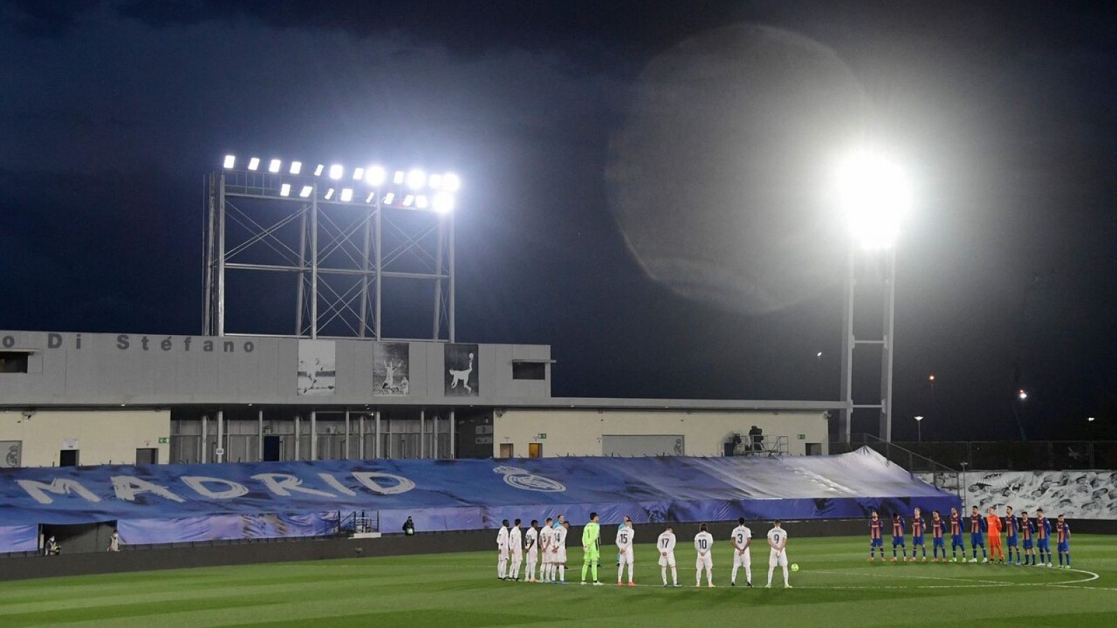 Los jugadores de Madrid y Barça guardan un minuto de silencio antes del partido en Valdebebas.