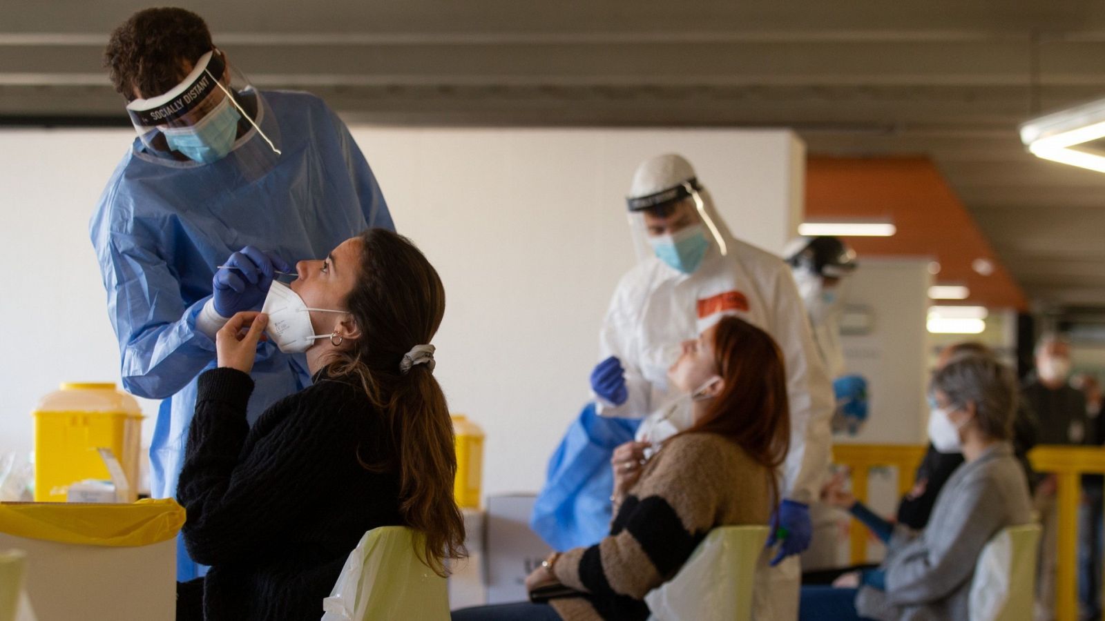 Profesionales sanitarios realizan cribados en el campus de Bellaterra de la Universidad Autónoma de Barcelona