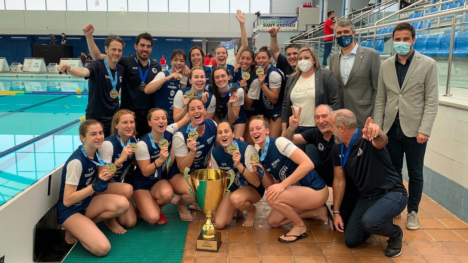 Las jugadoras y el cuerpo técnico del CN Sabadell celebra la Copa de la Reina