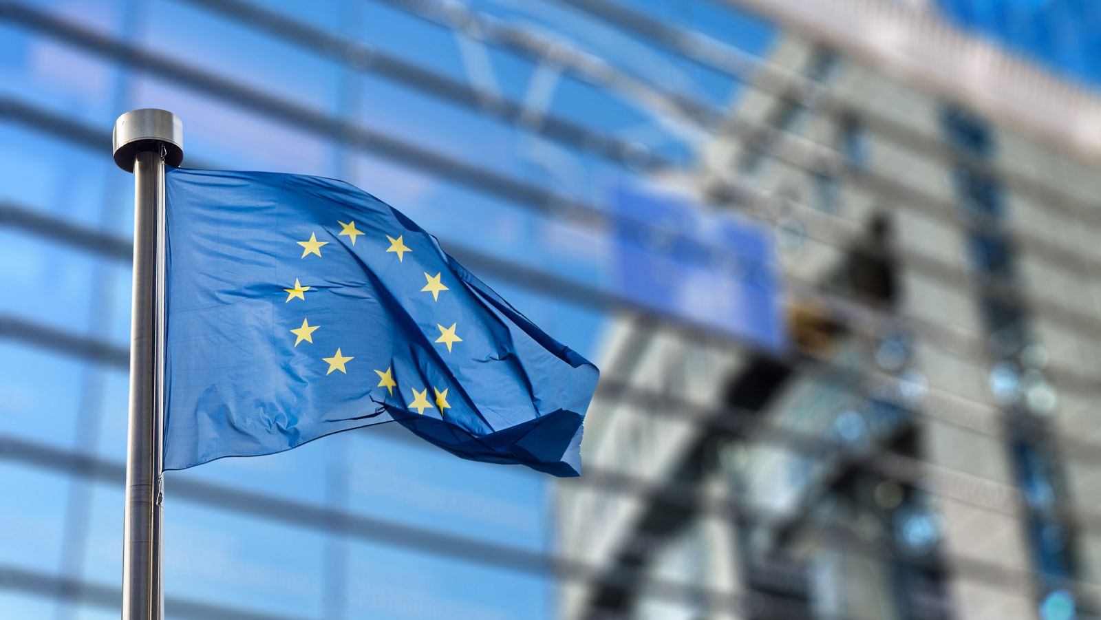 Bandera de la UE frente al Parlamento Europeo