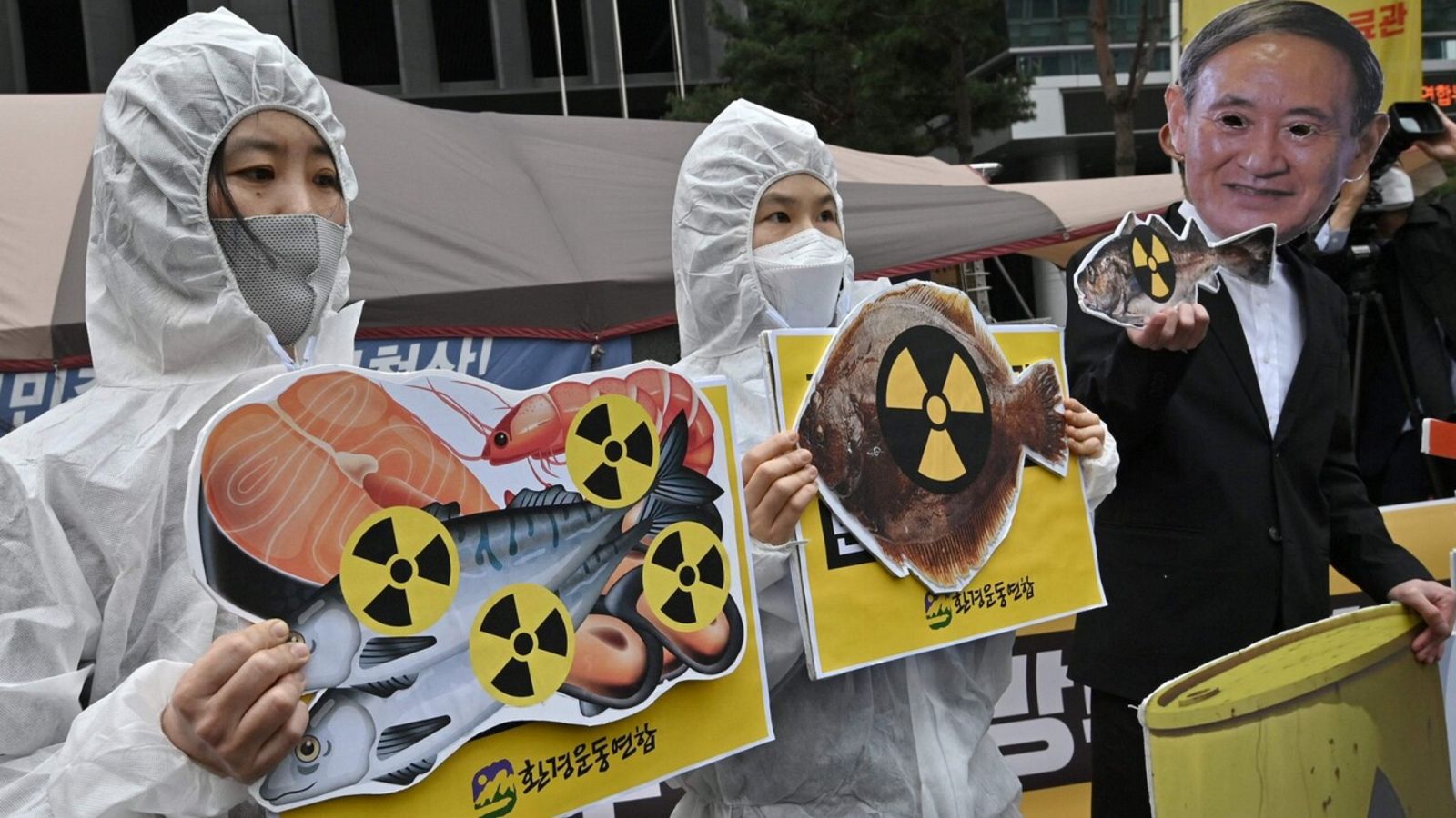 Protesta de activistas surcoreanos frente a la embajada de Japón en Seúl, contra el vertido al mar de agua contaminada de Fukushima. Foto: Jung Yeon-je / AFP