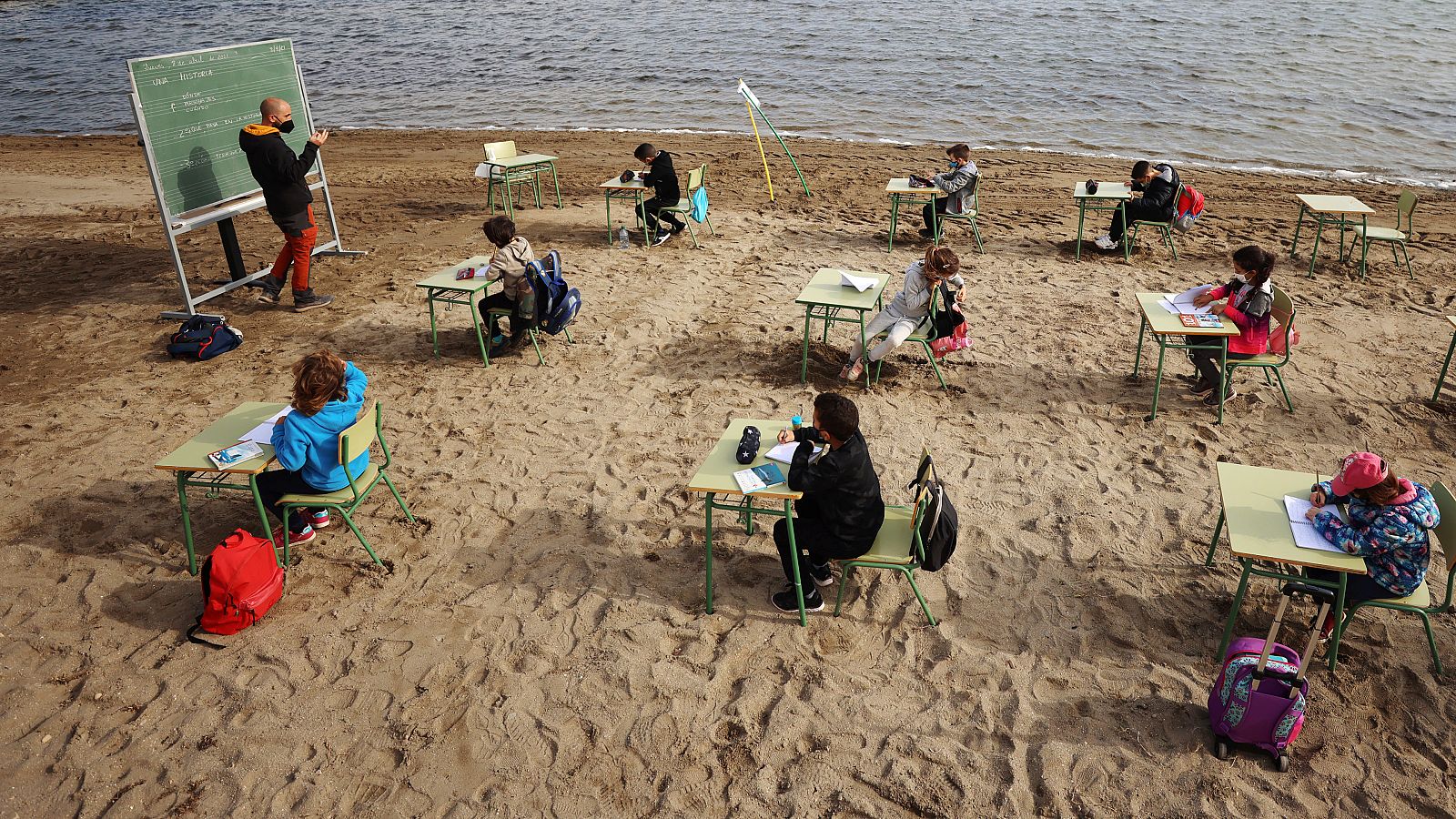 Un profesor del colegio Félix Rodríguez de la Fuente imparte una clase en la Playa de los Nietos, cerca de Cartagena.