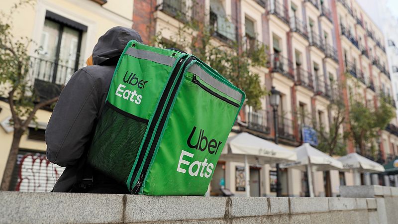 Un rider, repartidor a domicilio, espera un pedido de su empresa para empezar a trabajar
