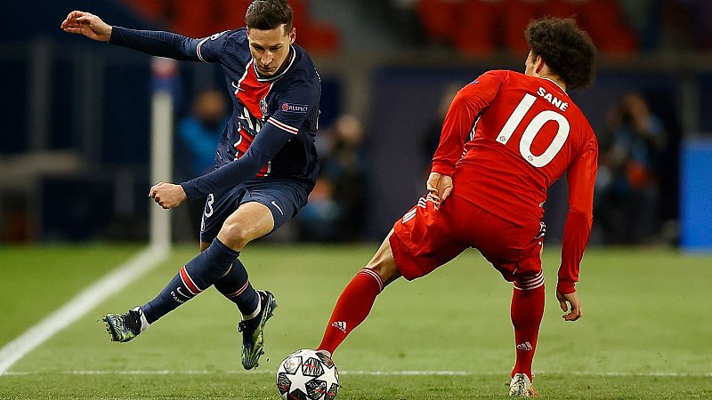  Julian Draxler, jugador del PSG le tira un caño a Leroy Sané, jugador del Bayern de Múnich