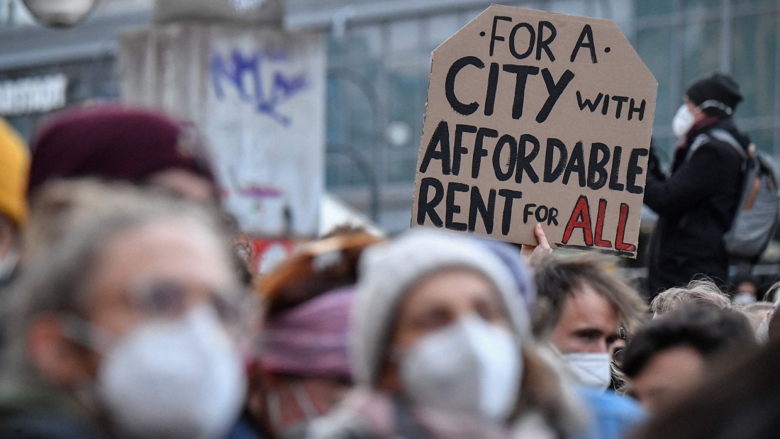 La gente participa en una marcha de protesta contra la decisión del Tribunal Constitucional Federal sobre la ley de límite de alquiler de Berlín en Berlín el 15 de abril de 2021.