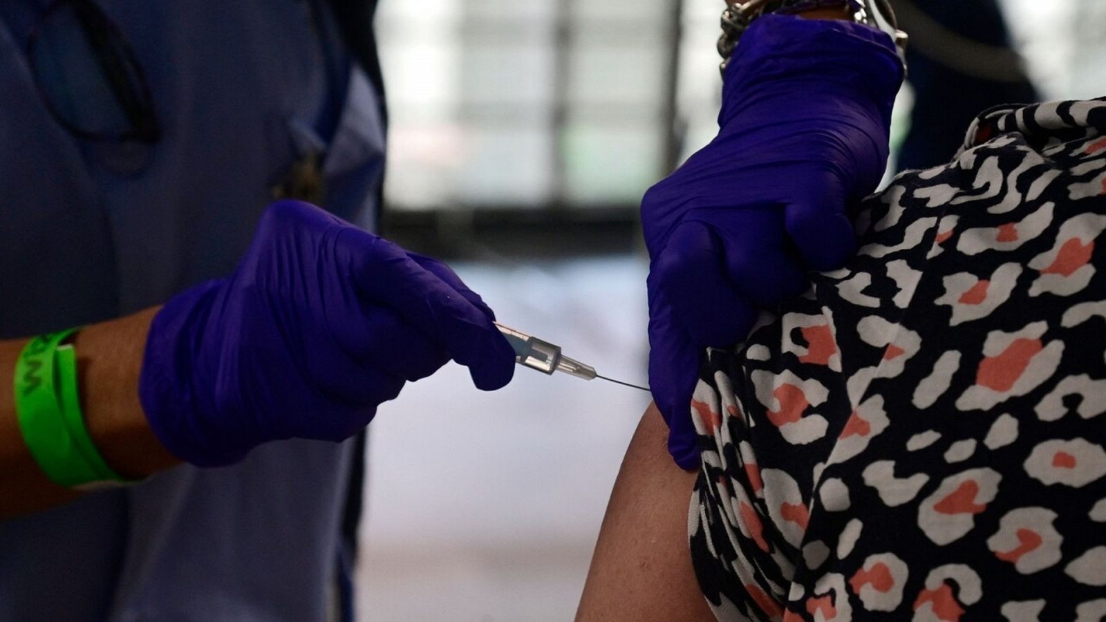 Vacunación con la vacuna de AstraZeneca contra la COVID-19 en el WiZink Centre de Madrid. JAVIER SORIANO / AFP