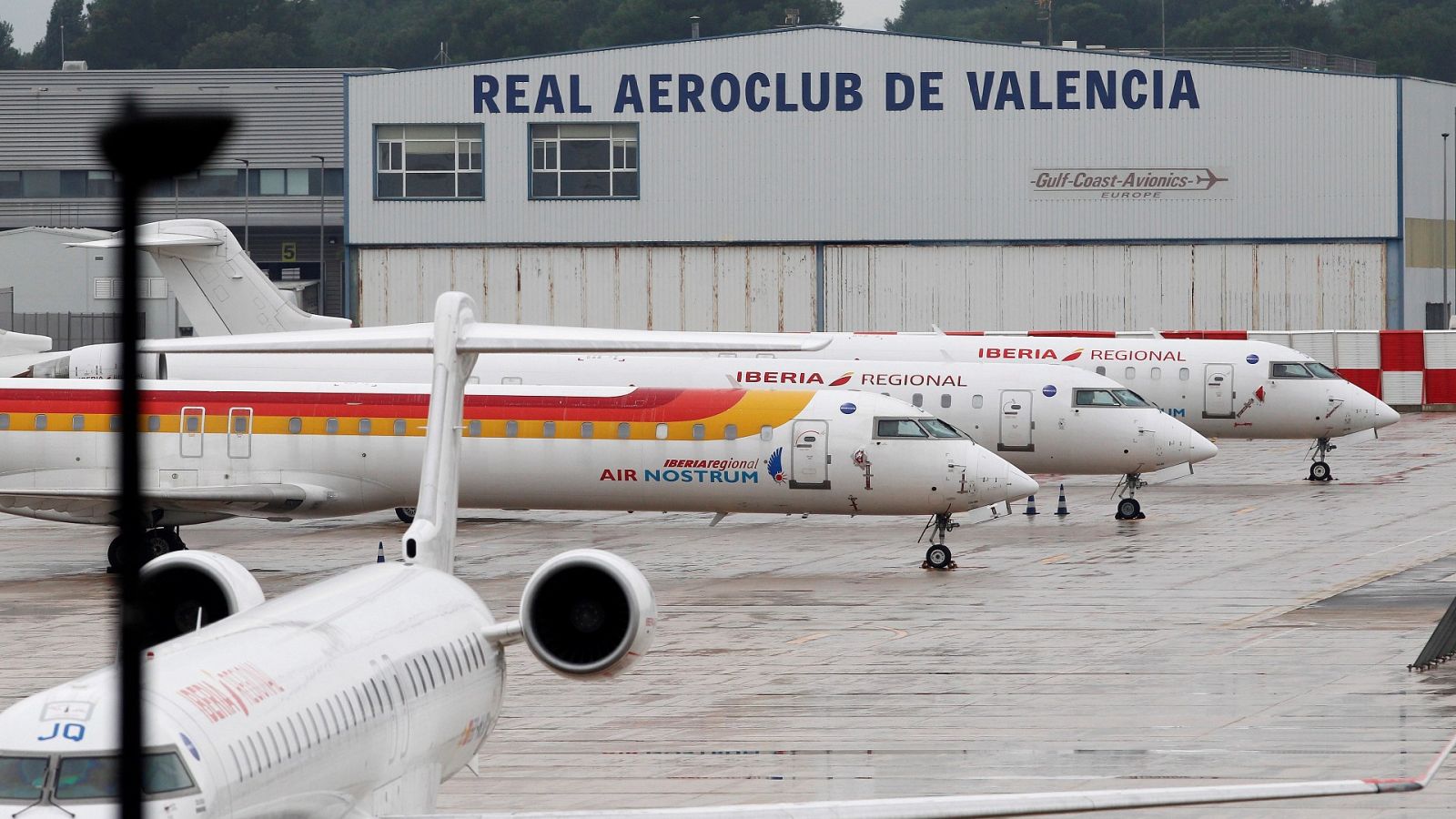 Aviones de Air Nostrum aparcados en el Aeropuerto de Valencia