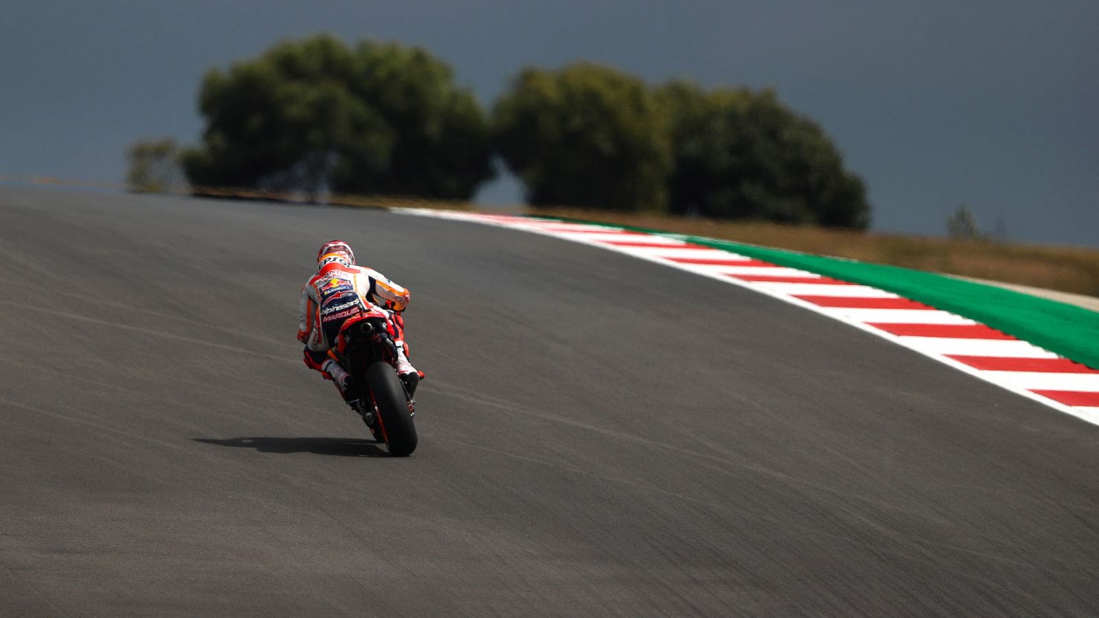 Marc Márquez (de espaldas) durante la sesión de entrenamientos del GP de Portugal