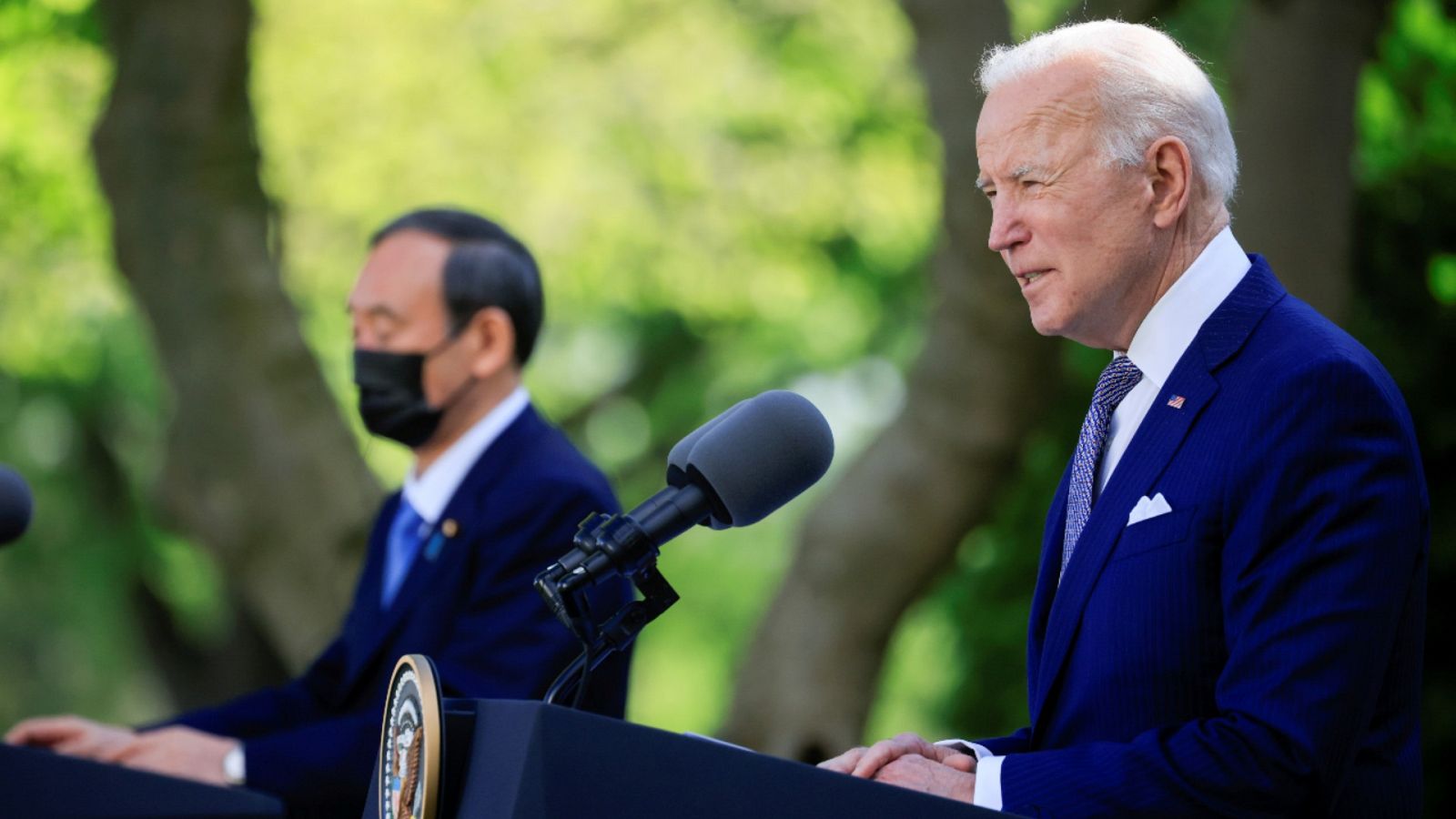 El presidente de Estados Unidos, Joe Biden (d), y el primer ministro de Japón, Yoshihide Suga (i), durante la rueda de prensa en los jardines de la Casa Blanca el viernes 16 de abril de 2021.