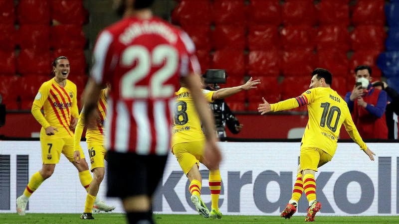 Los jugadores del FC Barcelona, al fondo, celebran un gol en la final contra el Athletic