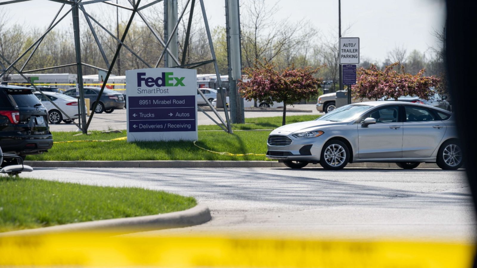 Una imagen de una zona cercana al almacén de la empresa de servicios postales FedEx en Indianápolis donde el jueves 15 de abril de 2021 se produjo un tiroteo con ocho víctimas mortales.