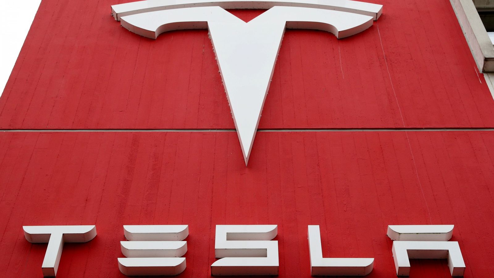 Logo de Tesla en un concesionario en Suiza