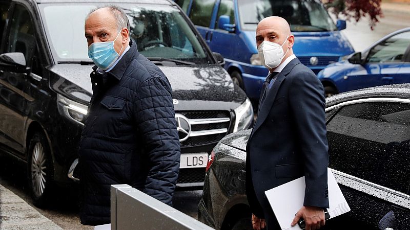  Los presidentes de LaLiga, Javier Tebas (i), y la Federación Española de Fútbol (RFEF), Luis Rubiales